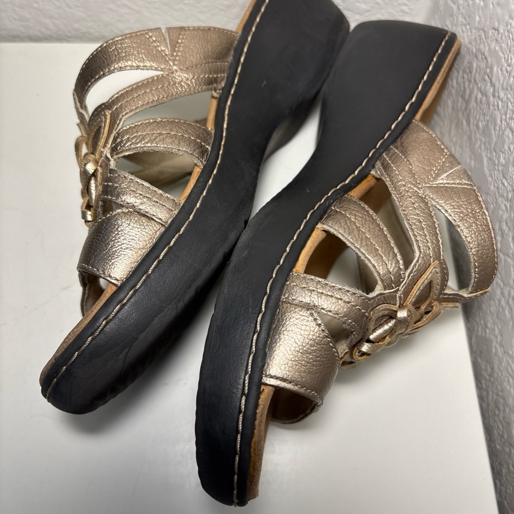 Clarks Sandals Womens 8 Gold Leather Delana Venna Strappy Slide Low Wedge - Picture 5 of 7